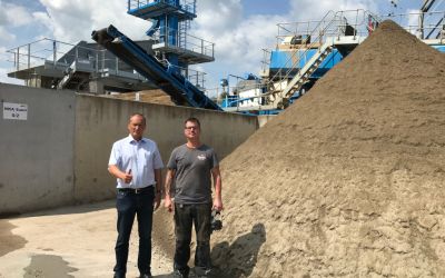 Walter Feeß und Robert Stückle vor der neuen Splittsiebanlage