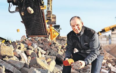 Walter Feeß neben dem Bauschutt