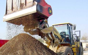 Radlader mit Separator bei der Humus-Herstellung