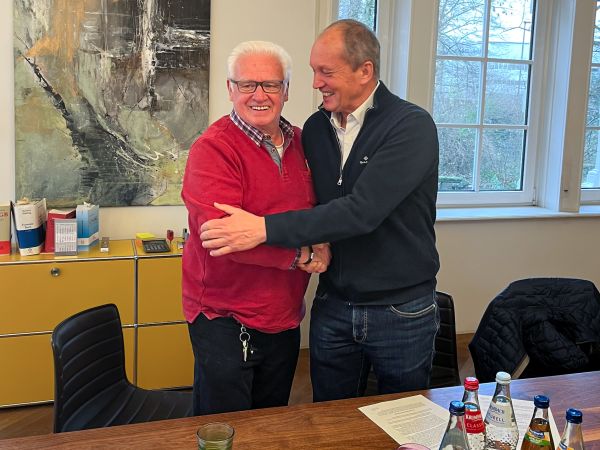 Nach der Geschäftsübergabe geben sich Herr Feeß und Herr Ludwig die Hand