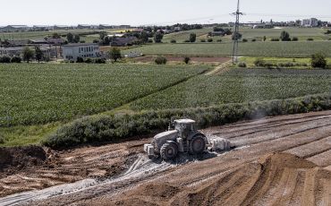 Feess-Traktor bei der Bodenstabilisierung
