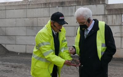 Ministerpräsident Winfried Kretschmann informiert sich beim Kirchheimer Unternehmen Feeß über die Kreislaufwirtschaft und Abbruchmaterial