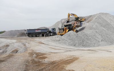 Bagger und Radlader beim Verschaffen von Betonfräsgut