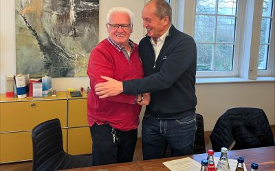 Nach der Geschäftsübergabe geben sich Herr Feeß und Herr Ludwig die Hand