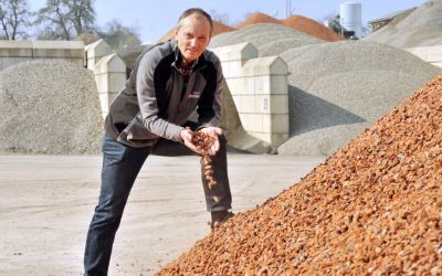 Walter Feeß im Wertstoffhof seines Unternehmens.