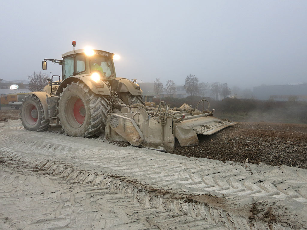 Feess-Traktor bei der Bodenverbesserung