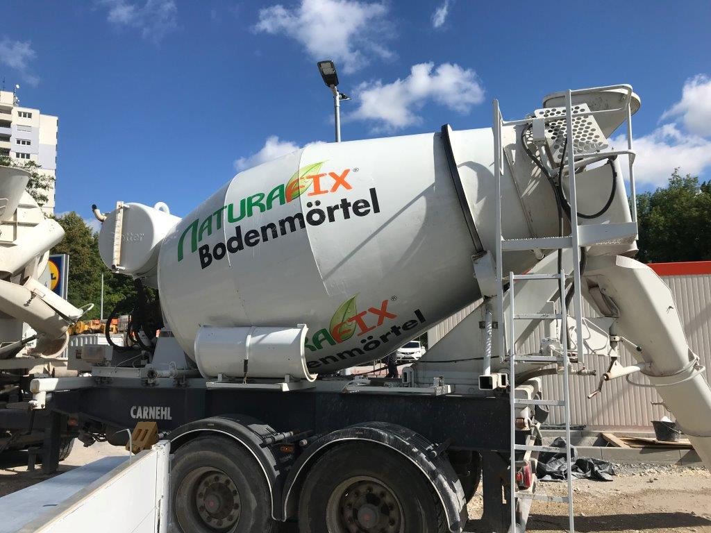 LKW-Betonmischer mit Aufschrift "Naturafix Bodenmörtel"