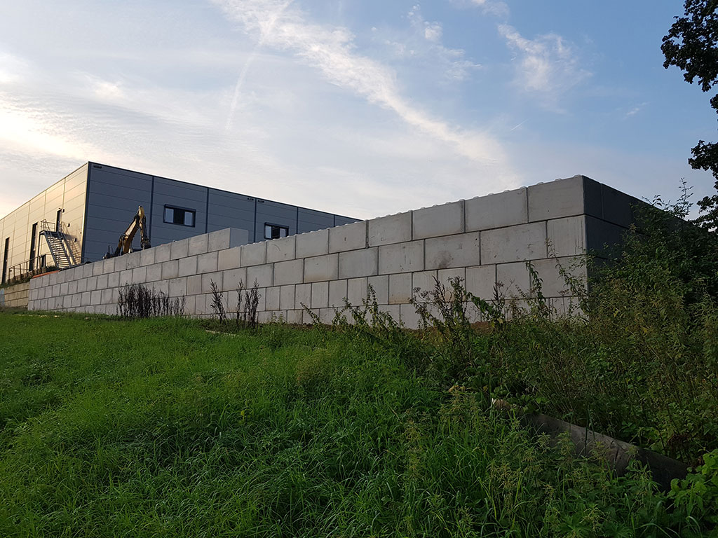 Mauer aus Öko-Stones